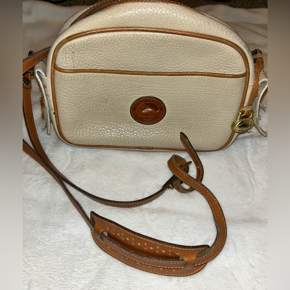 Super cute vintage Dooney and Bourke Genuine Leather Crossbody